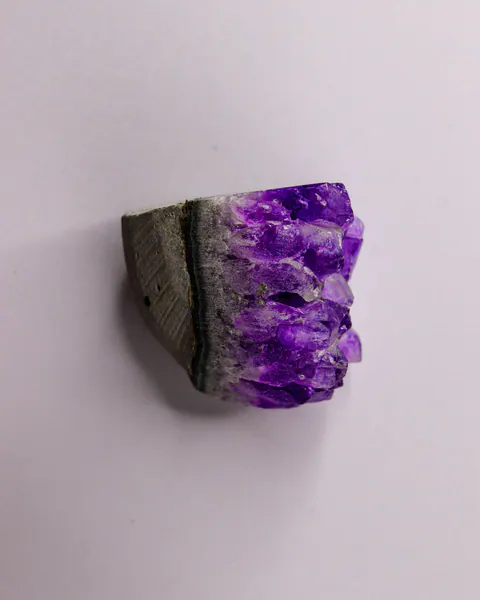 Natūrali tamsiai violetinė ametisto drūza su pjautu pagrindu