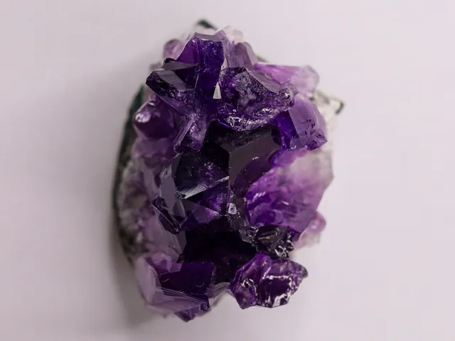 Ryškiai violetinė ametisto kristalų drūza