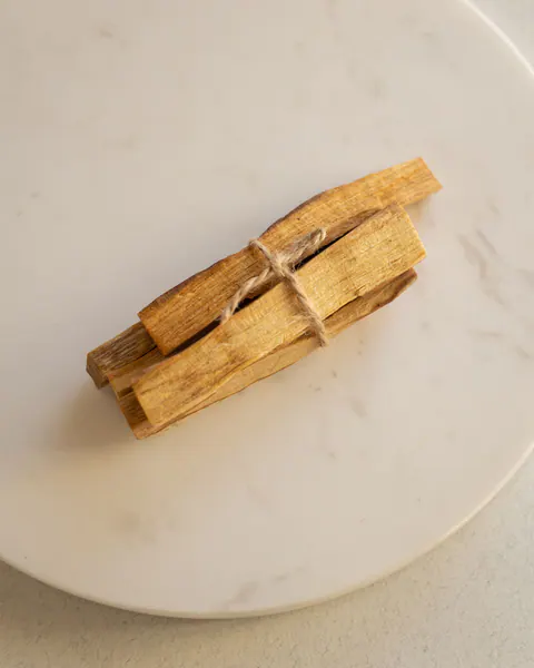 Palo Santo lazdelių ryšulėlis ant marmuro